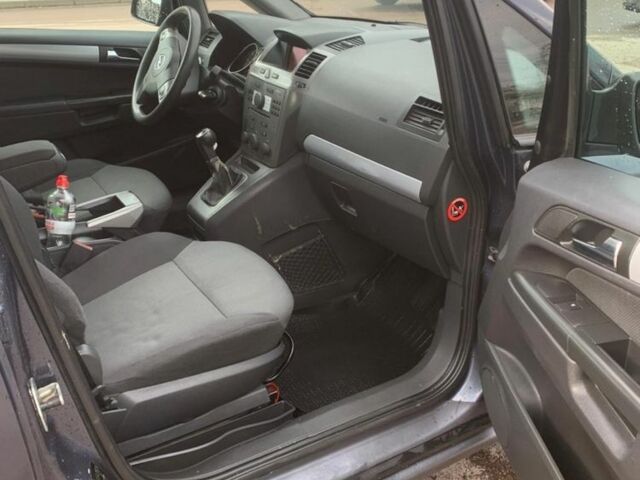 Серый Опель Зафира, объемом двигателя 1.9 л и пробегом 345 тыс. км за 2400 $, фото 3 на Automoto.ua