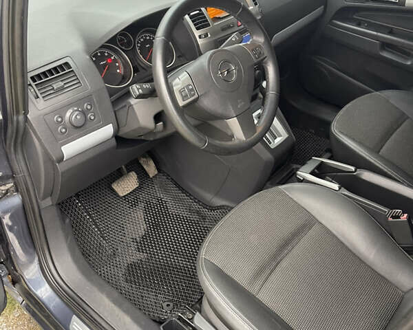 Серый Опель Зафира, объемом двигателя 2.2 л и пробегом 215 тыс. км за 8200 $, фото 32 на Automoto.ua