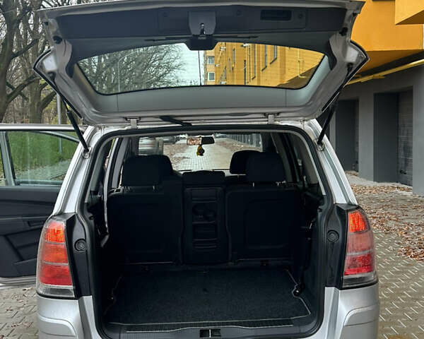 Серый Опель Зафира, объемом двигателя 1.8 л и пробегом 255 тыс. км за 5199 $, фото 40 на Automoto.ua