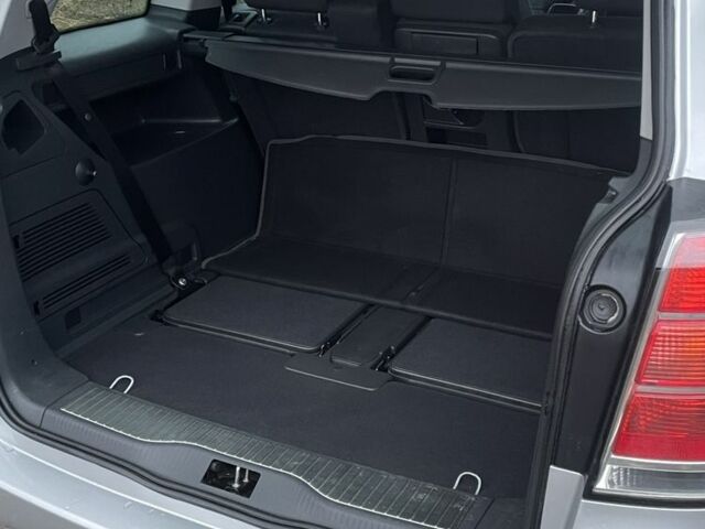 Серый Опель Зафира, объемом двигателя 1.8 л и пробегом 239 тыс. км за 5900 $, фото 11 на Automoto.ua