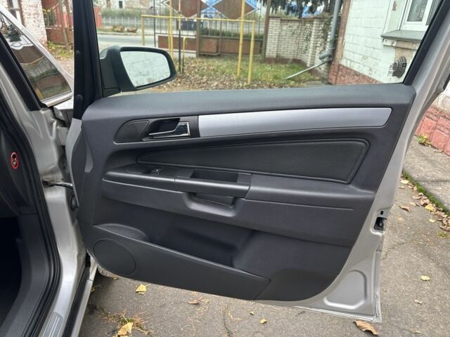 Серый Опель Зафира, объемом двигателя 1.9 л и пробегом 280 тыс. км за 3250 $, фото 21 на Automoto.ua