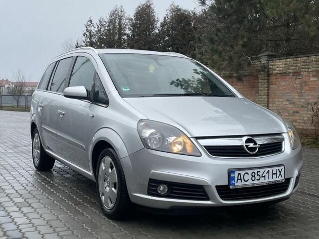 Серый Опель Зафира, объемом двигателя 1.8 л и пробегом 239 тыс. км за 5900 $, фото 1 на Automoto.ua