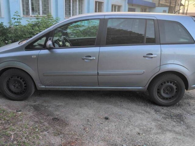 Серый Опель Зафира, объемом двигателя 1.9 л и пробегом 372 тыс. км за 2800 $, фото 2 на Automoto.ua