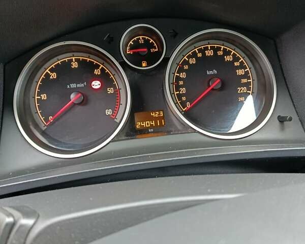 Серый Опель Зафира, объемом двигателя 1.9 л и пробегом 240 тыс. км за 5950 $, фото 1 на Automoto.ua