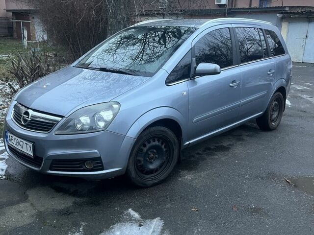 Серый Опель Зафира, объемом двигателя 1.6 л и пробегом 226 тыс. км за 4900 $, фото 1 на Automoto.ua