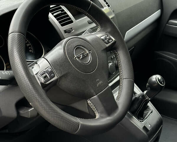 Серый Опель Зафира, объемом двигателя 1.6 л и пробегом 342 тыс. км за 6500 $, фото 6 на Automoto.ua