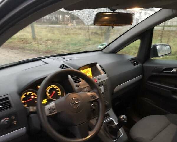 Серый Опель Зафира, объемом двигателя 1.9 л и пробегом 300 тыс. км за 4950 $, фото 20 на Automoto.ua