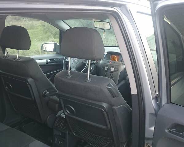 Серый Опель Зафира, объемом двигателя 1.9 л и пробегом 277 тыс. км за 5700 $, фото 6 на Automoto.ua