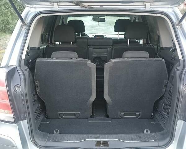 Серый Опель Зафира, объемом двигателя 1.9 л и пробегом 277 тыс. км за 5700 $, фото 5 на Automoto.ua