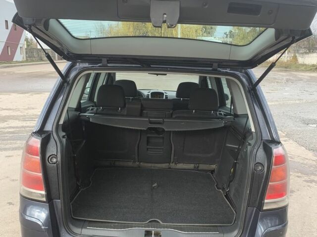 Серый Опель Зафира, объемом двигателя 1.9 л и пробегом 345 тыс. км за 3400 $, фото 2 на Automoto.ua