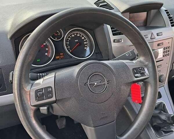 Серый Опель Зафира, объемом двигателя 1.6 л и пробегом 189 тыс. км за 5000 $, фото 6 на Automoto.ua