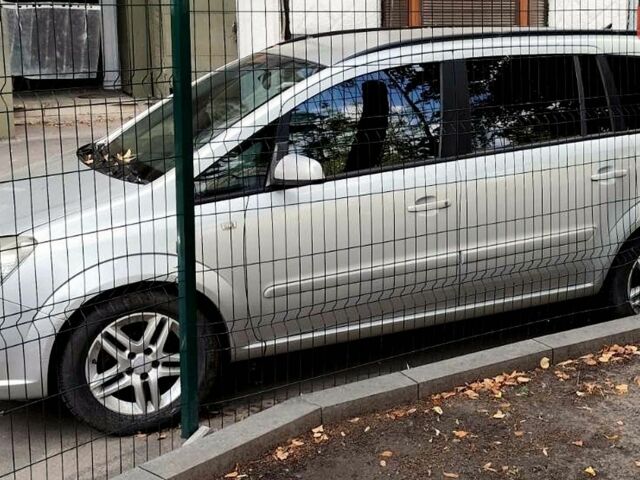 Серый Опель Зафира, объемом двигателя 1.8 л и пробегом 280 тыс. км за 5000 $, фото 1 на Automoto.ua