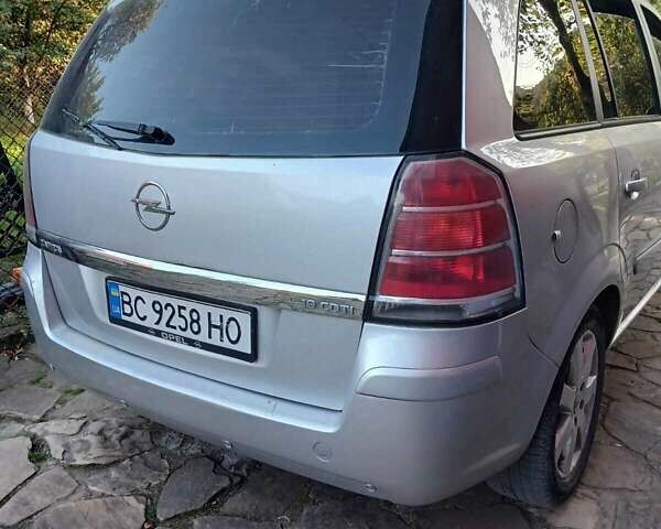 Серый Опель Зафира, объемом двигателя 1.91 л и пробегом 220 тыс. км за 5000 $, фото 3 на Automoto.ua