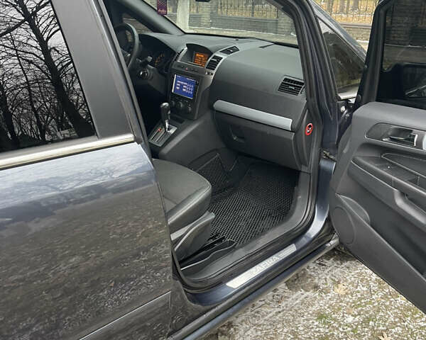 Серый Опель Зафира, объемом двигателя 2.2 л и пробегом 215 тыс. км за 8200 $, фото 44 на Automoto.ua