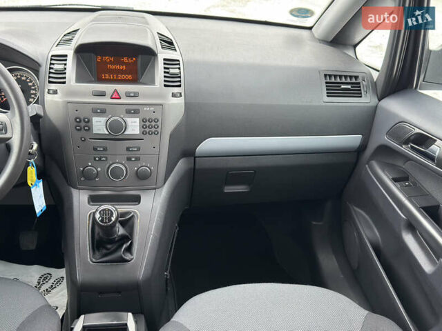 Сірий Опель Зафіра, об'ємом двигуна 1.6 л та пробігом 237 тис. км за 6000 $, фото 81 на Automoto.ua