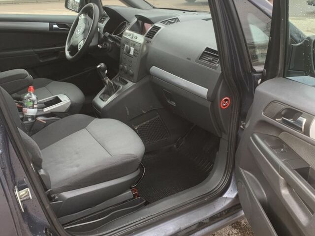 Серый Опель Зафира, объемом двигателя 1.9 л и пробегом 345 тыс. км за 3400 $, фото 5 на Automoto.ua