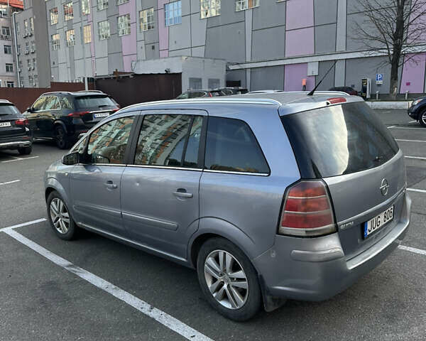 Серый Опель Зафира, объемом двигателя 1.9 л и пробегом 404 тыс. км за 2250 $, фото 2 на Automoto.ua