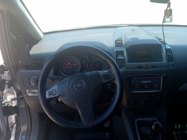 Серый Опель Зафира, объемом двигателя 1.8 л и пробегом 460 тыс. км за 4999 $, фото 4 на Automoto.ua