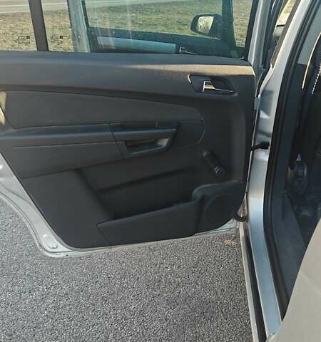 Серый Опель Зафира, объемом двигателя 1.9 л и пробегом 299 тыс. км за 6000 $, фото 4 на Automoto.ua