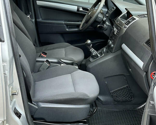 Серый Опель Зафира, объемом двигателя 1.8 л и пробегом 255 тыс. км за 5199 $, фото 26 на Automoto.ua