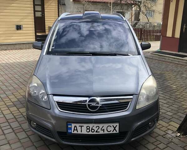 Серый Опель Зафира, объемом двигателя 1.9 л и пробегом 228 тыс. км за 5700 $, фото 2 на Automoto.ua