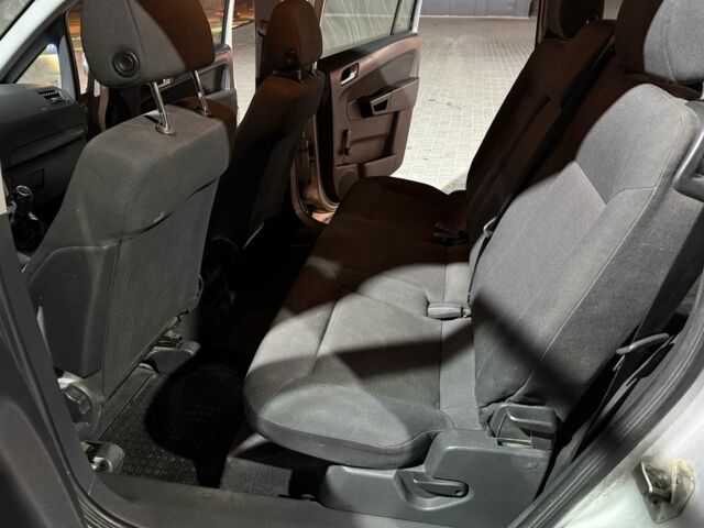 Серый Опель Зафира, объемом двигателя 1.9 л и пробегом 282 тыс. км за 3000 $, фото 5 на Automoto.ua