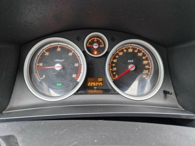 Серый Опель Зафира, объемом двигателя 1.9 л и пробегом 220 тыс. км за 3500 $, фото 6 на Automoto.ua