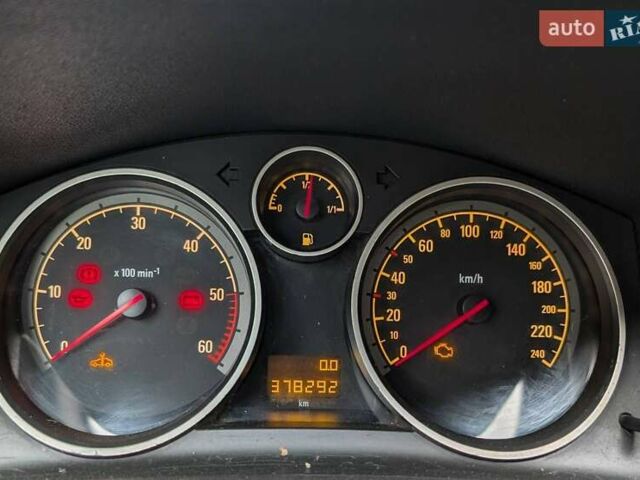 Серый Опель Зафира, объемом двигателя 1.9 л и пробегом 372 тыс. км за 2800 $, фото 7 на Automoto.ua