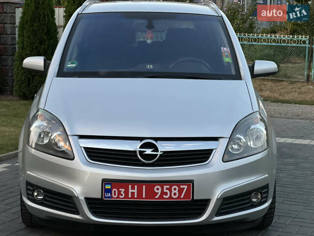 Серый Опель Зафира, объемом двигателя 1.6 л и пробегом 170 тыс. км за 5100 $, фото 3 на Automoto.ua