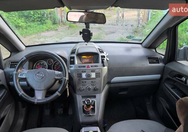 Серый Опель Зафира, объемом двигателя 1.9 л и пробегом 372 тыс. км за 2800 $, фото 8 на Automoto.ua