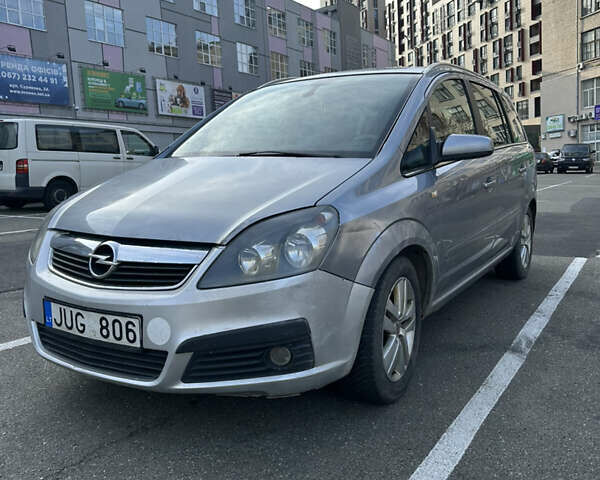 Серый Опель Зафира, объемом двигателя 1.9 л и пробегом 404 тыс. км за 2250 $, фото 1 на Automoto.ua