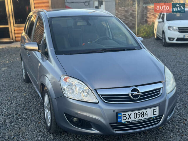 Серый Опель Зафира, объемом двигателя 1.7 л и пробегом 195 тыс. км за 5999 $, фото 2 на Automoto.ua