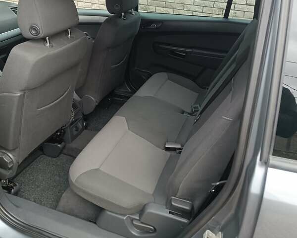 Серый Опель Зафира, объемом двигателя 1.8 л и пробегом 268 тыс. км за 5550 $, фото 1 на Automoto.ua