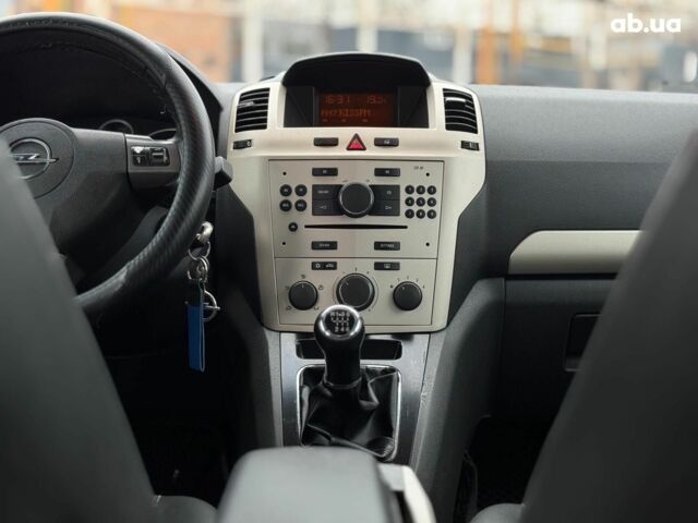 Серый Опель Зафира, объемом двигателя 1.9 л и пробегом 345 тыс. км за 6590 $, фото 35 на Automoto.ua