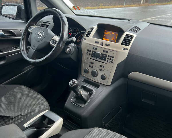 Серый Опель Зафира, объемом двигателя 1.69 л и пробегом 300 тыс. км за 6000 $, фото 9 на Automoto.ua