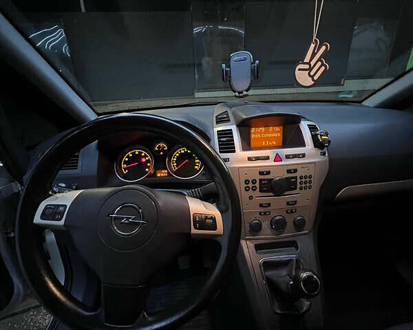 Серый Опель Зафира, объемом двигателя 1.8 л и пробегом 199 тыс. км за 5490 $, фото 6 на Automoto.ua