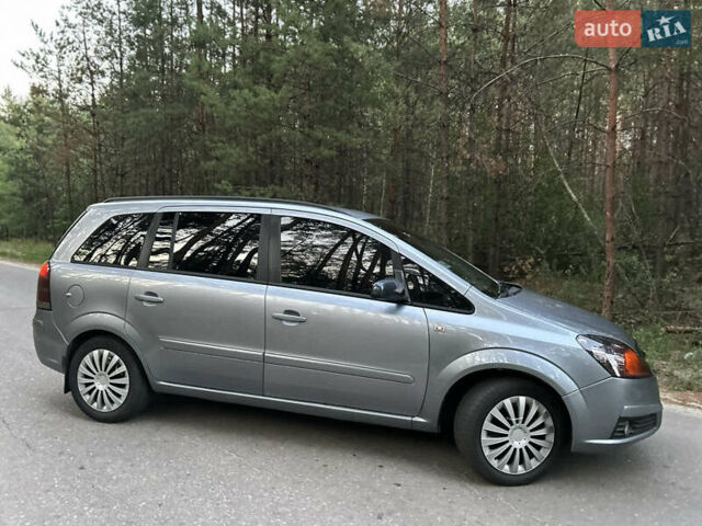 Серый Опель Зафира, объемом двигателя 1.8 л и пробегом 250 тыс. км за 5499 $, фото 2 на Automoto.ua