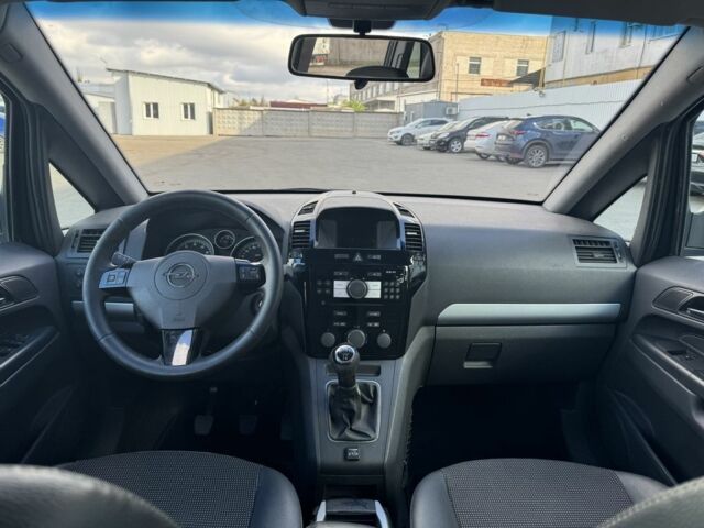 Серый Опель Зафира, объемом двигателя 1.6 л и пробегом 200 тыс. км за 2800 $, фото 11 на Automoto.ua