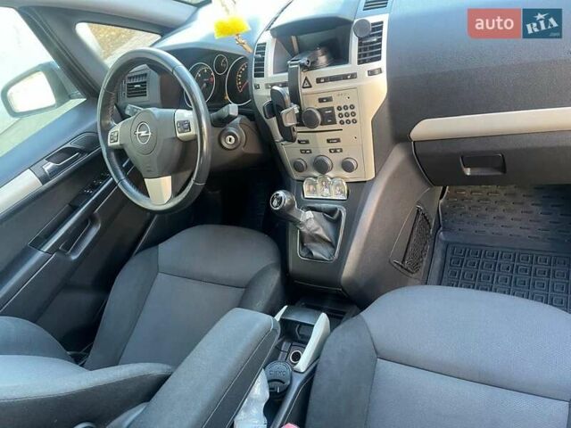 Серый Опель Зафира, объемом двигателя 1.69 л и пробегом 240 тыс. км за 5200 $, фото 9 на Automoto.ua