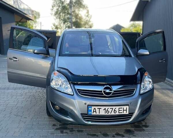Серый Опель Зафира, объемом двигателя 1.9 л и пробегом 245 тыс. км за 5500 $, фото 1 на Automoto.ua