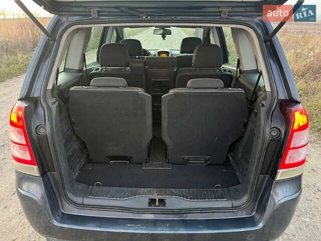 Серый Опель Зафира, объемом двигателя 1.9 л и пробегом 287 тыс. км за 2700 $, фото 2 на Automoto.ua