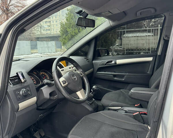 Сірий Опель Зафіра, об'ємом двигуна 1.8 л та пробігом 226 тис. км за 4200 $, фото 8 на Automoto.ua