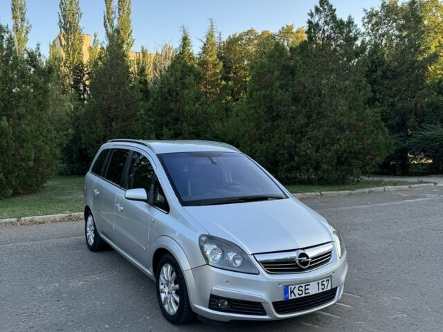 Серый Опель Зафира, объемом двигателя 1.9 л и пробегом 250 тыс. км за 3350 $, фото 2 на Automoto.ua