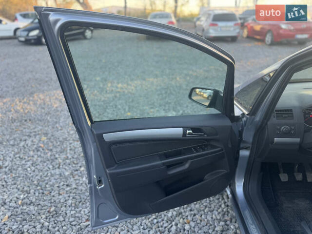 Серый Опель Зафира, объемом двигателя 1.7 л и пробегом 195 тыс. км за 5999 $, фото 19 на Automoto.ua