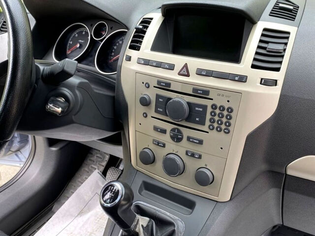 Серый Опель Зафира, объемом двигателя 1.7 л и пробегом 235 тыс. км за 5500 $, фото 1 на Automoto.ua