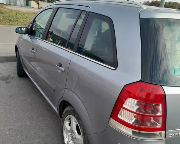 Серый Опель Зафира, объемом двигателя 1.6 л и пробегом 230 тыс. км за 6000 $, фото 1 на Automoto.ua