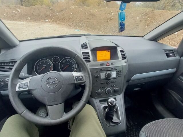 Серый Опель Зафира, объемом двигателя 2 л и пробегом 330 тыс. км за 3300 $, фото 6 на Automoto.ua