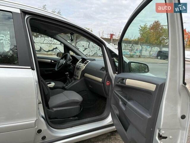 Серый Опель Зафира, объемом двигателя 1.6 л и пробегом 249 тыс. км за 6150 $, фото 6 на Automoto.ua