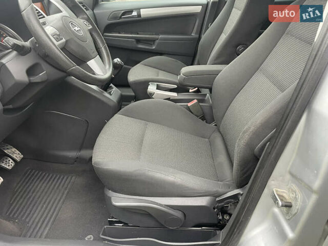 Серый Опель Зафира, объемом двигателя 1.9 л и пробегом 270 тыс. км за 5800 $, фото 7 на Automoto.ua