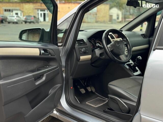 Серый Опель Зафира, объемом двигателя 1.9 л и пробегом 345 тыс. км за 6590 $, фото 15 на Automoto.ua